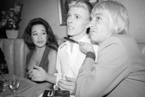 Ronnie Spector con Iggy Pop y David Bowie.